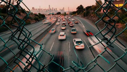 场上对决如火如荼，精彩不断——热血竞技，燃动全场